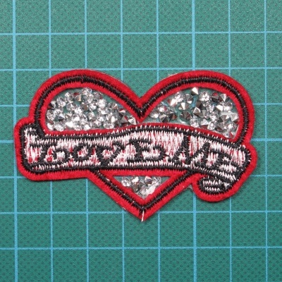 Aplicaçao em forma de coraçao com texto WHITEPEACE e cristais prateados