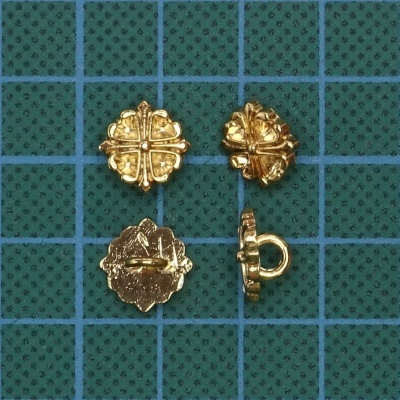 Botões metálicos dourados com padrão de cruz detalhado