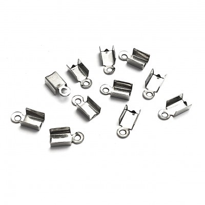 Terminais metálicos prateados pequenos sobre fundo branco