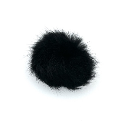 Pompom preto de pelo sintético sobre fundo branco