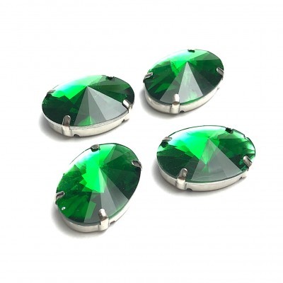 Quatro gemas verdes ovaladas montadas em base prateada