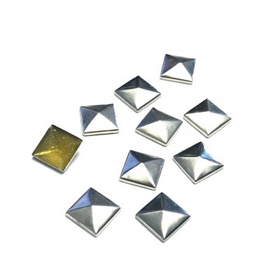 Tachas metálicas quadradas piramidais prateadas e dourada