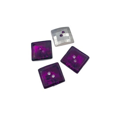 Quatro botões quadrados em plástico roxo e cinza translucido com dois orifícios.
