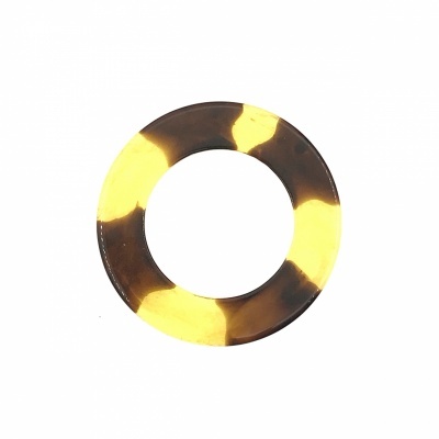 Anel redondo em padrão marmoreado amarelo e castanho