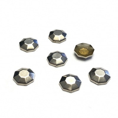 Sete tachas metálicas octogonais prateadas sobre fundo branco