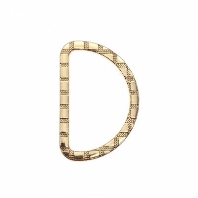 Meia argola dourada com textura quadriculada em forma de D