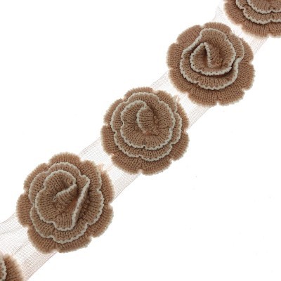 Renda decorativa com flores 3D castanhas e bege numa tira de rede