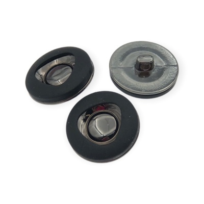 Três botões redondos pretos com centro metálico