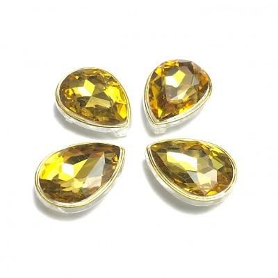 Quatro pedras amarelas em forma de gota com facetas sobre fundo branco