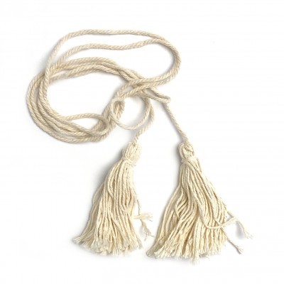 Corda creme com duas borlas grandes em fundo branco