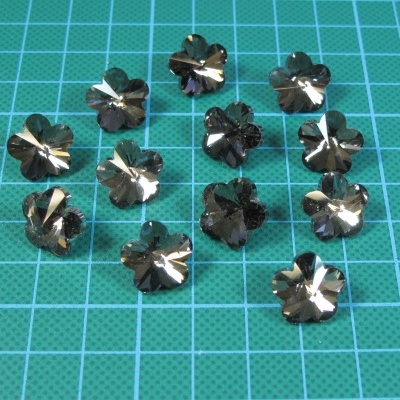 Doze botões flor translúcidos castanhos sobre superfície verde de grade azul