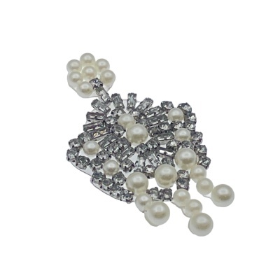 Broche com pérolas e cristais em padrão circular