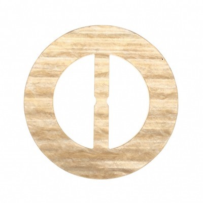 Elemento circular em madeira clara com duas aberturas verticais simétricas