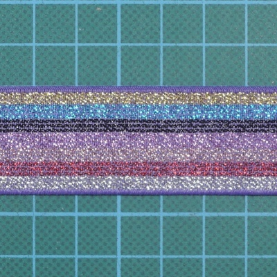 Tiras brilhantes coloridas sobre superfície quadriculada verde