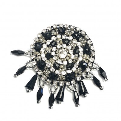 Broche redondo em pedras pretas e prateadas com pendentes