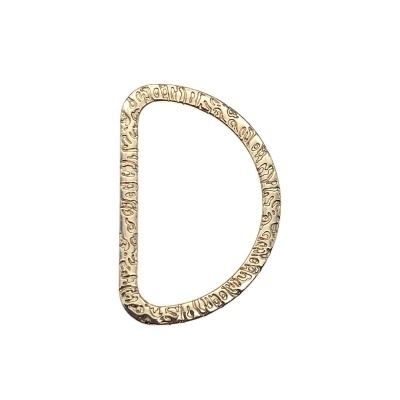 Argola metálica dourada em forma de D com textura