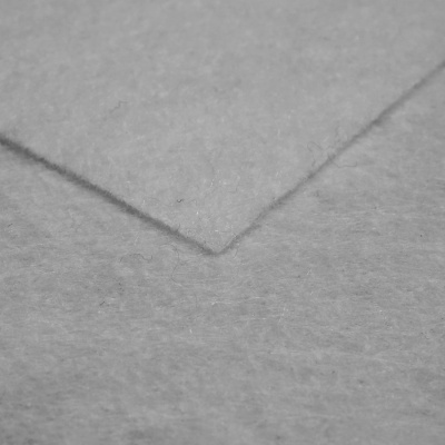 Tecidos cinzentos felpudos sobrepostos em ângulo