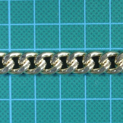 Corrente metálica prateada com elos curb sobre fundo azul com grade branca