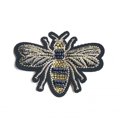 Patch bordado em forma de abelha com fios dourados e pretos