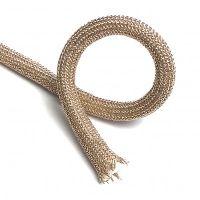 Rede metálica trançada dourada com extremidades desfiadas