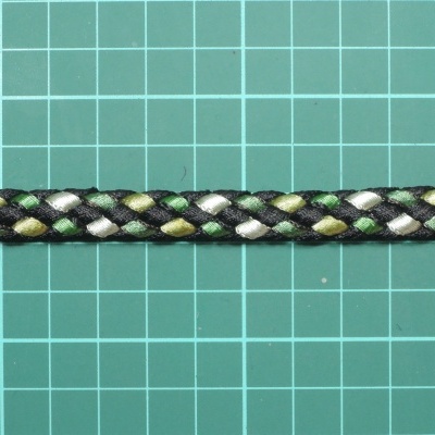 Cabo trançado colorido sobre superfície quadriculada verde