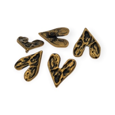 Botões dourados em formato de coração com textura, sobre fundo branco