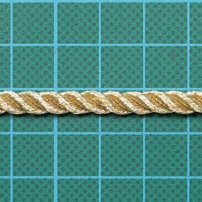 Corda torcida bege clara sobre superfície verde quadriculada azul