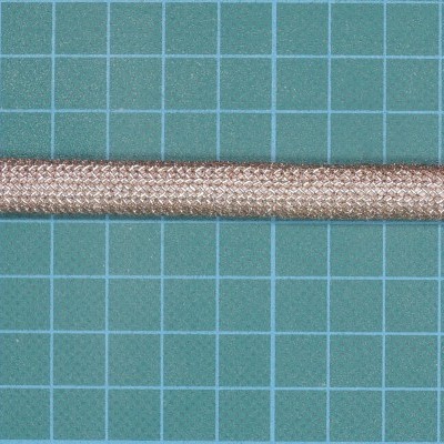 Cabo bege trançado fino sobre superfície verde com grade azul