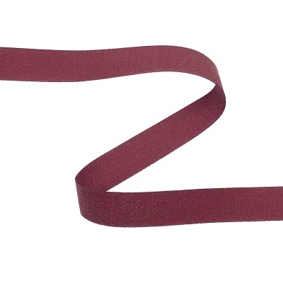 Fita têxtil bordô estreita sobre fundo branco