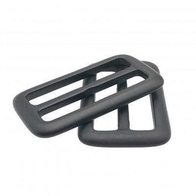 Duas fivelas plásticas negras retangulares com duas barras internas sobre fundo branco