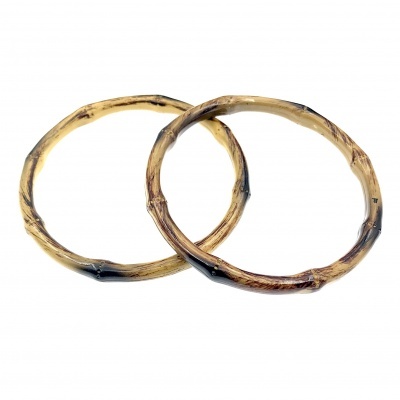 Dois braceletes redondos de bambu cor de madeira natural