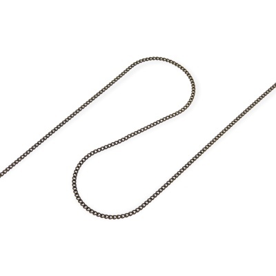 Colar ou corrente metálica fina prateada em fundo branco