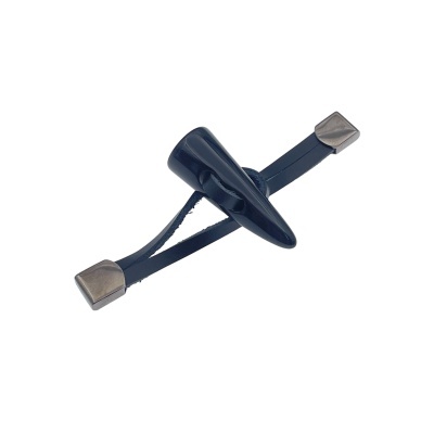 Ferramenta metálica preta com lâminas e pontas quadradas