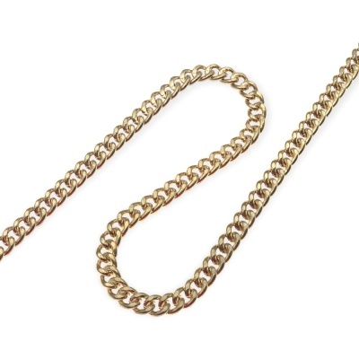 Colar corrente dourado com elos grandes sobre fundo branco