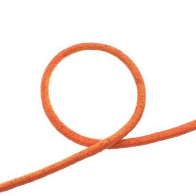 Corda laranja texturizada em laço circular sobre fundo branco