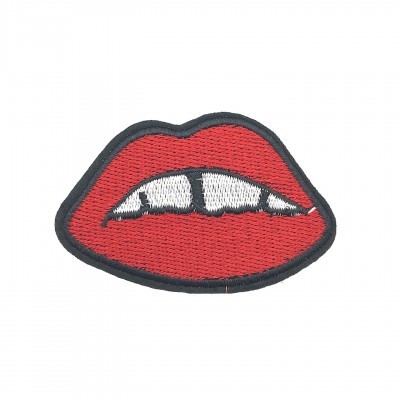 Emblema bordado boca vermelha com dentes brancos