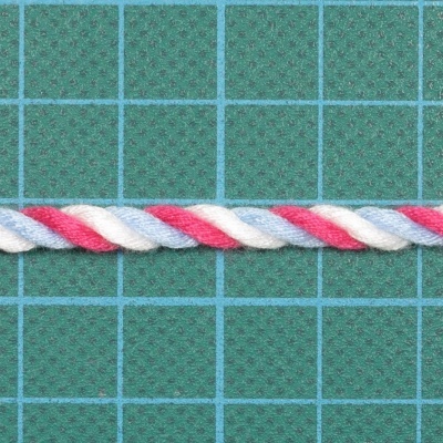 Corda trançada branca, vermelha e cor de rosa em fundo verde quadriculado