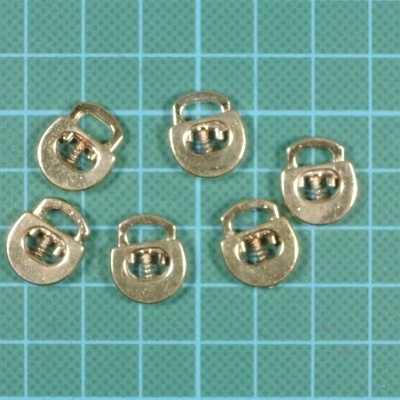 Seis pequenos cadeados dourados em malha quadriculada verde