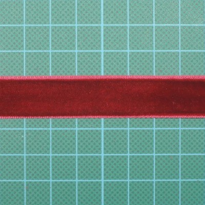 Fita de veludo vermelha sobre fundo verde quadriculado