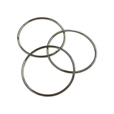 Três argolas metálicas prateadas sobre fundo branco