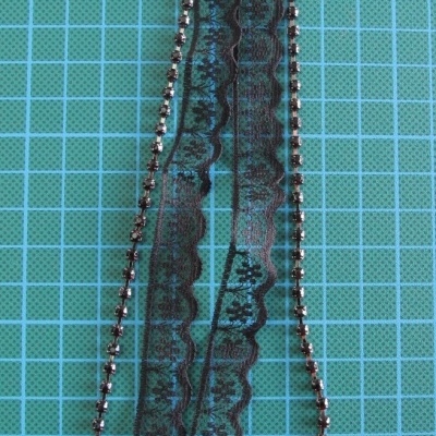 Colar longo com contas prateadas e laço de renda preta com rosa decorativa