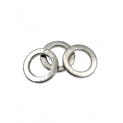 Três arruelas metálicas prata sobre fundo branco