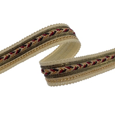 Fita decorativa bege com padrões entrelaçados vermelhos, pretos e dourados e detalhes dourados nas bordas