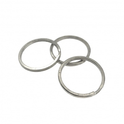 Três anéis metálicos prateados interligados