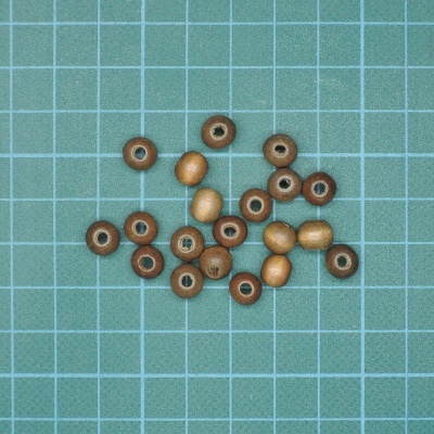 Contas de madeira castanha em superfície azul quadrícula