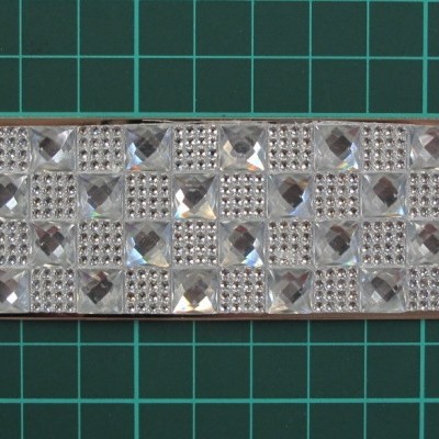 Régua metálica decorada com corações e padrões geométricos