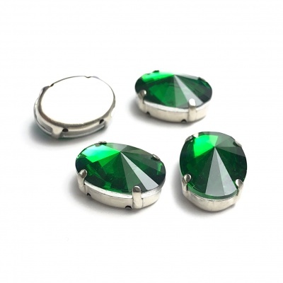 Chatons ovais verdes com base metálica prateada, sobre fundo branco