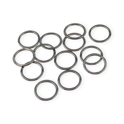 Argolas metálicas pequenas prateadas sobre fundo branco