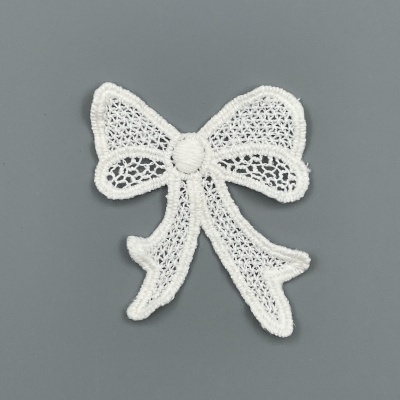 Laço em renda branca delicada sobre fundo cinzento