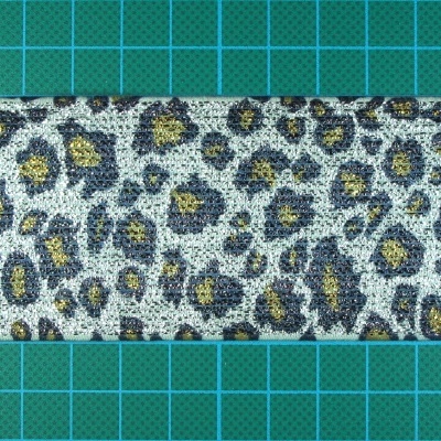 Fita autocolante com padrão animal leopardo sobre base verde quadriculada